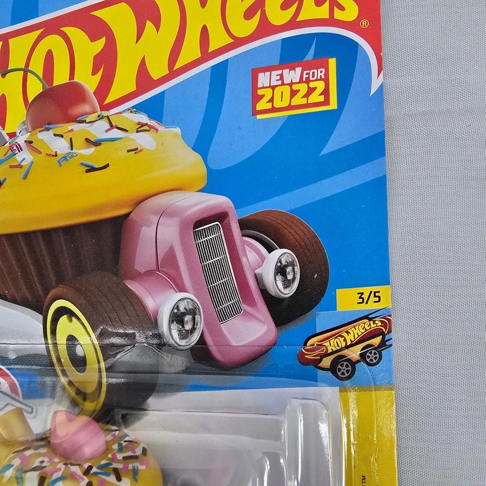 Hot Wheels 2022 Fast Foodie Sweet Driver Cupcake Car New on Card‎